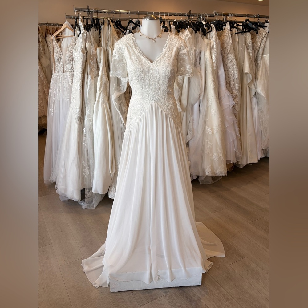 Ivory short sleeve modest sLace Wedding Dress - Picture 2 of 4
